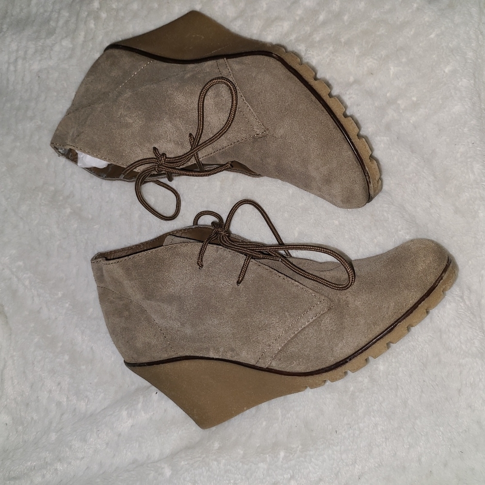 Kelsi Dagger Size 11 Tan Suede Ankle Wedge Booties